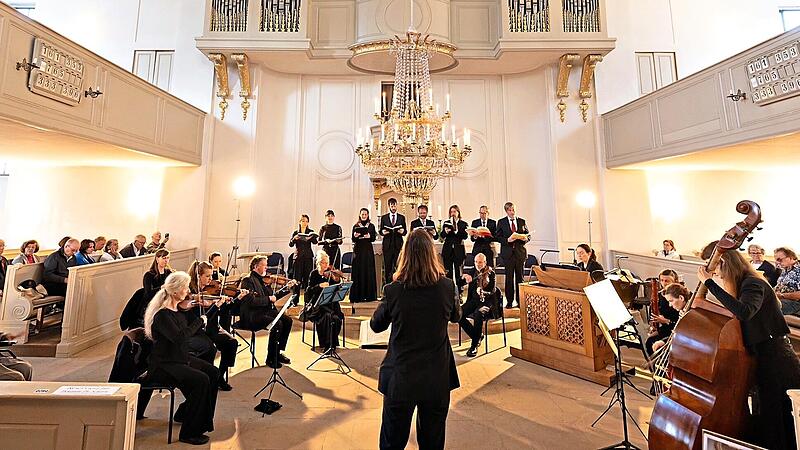 Das Dresdner Barockorchester und acht Vokalsolisten führten in der Schlosskirche Lahm Händels Oratorium „Messias“ auf. Michaela von Aichberger Das Dresdner Barockorchester und acht Vokalsolisten führten in der Schlosskirche Lahm Händels Oratorium „Messias“ auf. Michaela von Aichberger