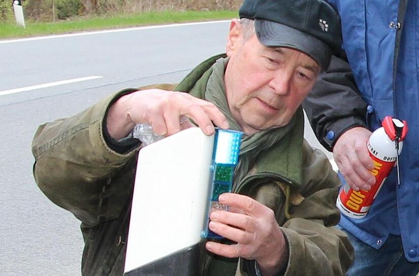 Gerne hilft Projektleiter Klaus Riedel bei Maßnahmen selbst mit, die vor Wildunfällen schützen. Oft sind Jäger und Forstleute im Einsatz. An etlichen Stellen hat der Landkreis Kronach selbst den Schutz angebracht. Gerne hilft Projektleiter Klaus Riedel bei Maßnahmen selbst mit, die vor Wildunfällen schützen. Oft sind Jäger und Forstleute im Einsatz. An etlichen Stellen hat der Landkreis Kronach selbst den Schutz angebracht.