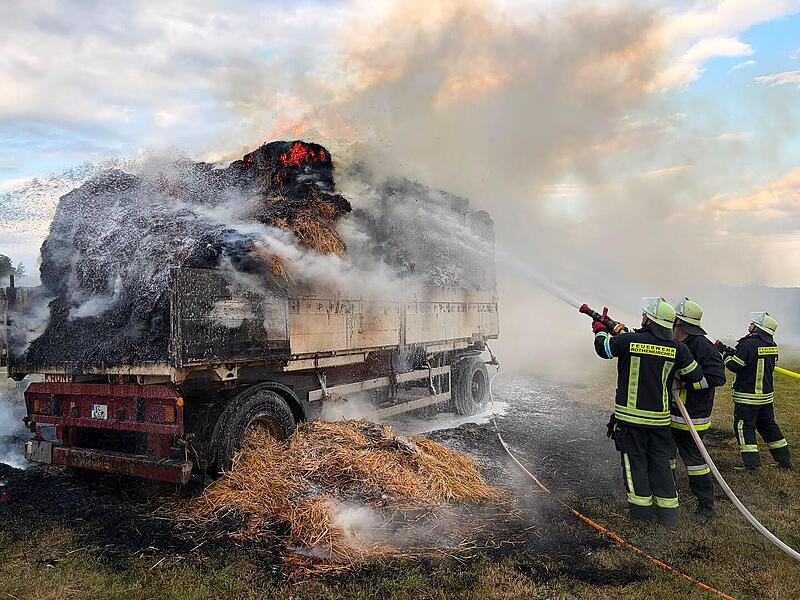 Pressig: Anhänger mit Heuballen geht in Flammen auf Pressig: Anhänger mit Heuballen geht in Flammen auf
