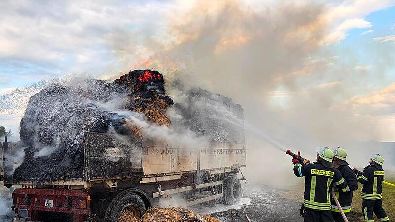 Pressig: Anh&auml;nger mit Heuballen geht in Flammen auf