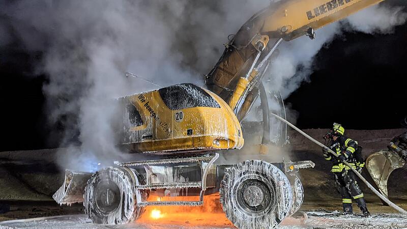Der Bagger hat nach dem Brand nur noch Schrottwert.