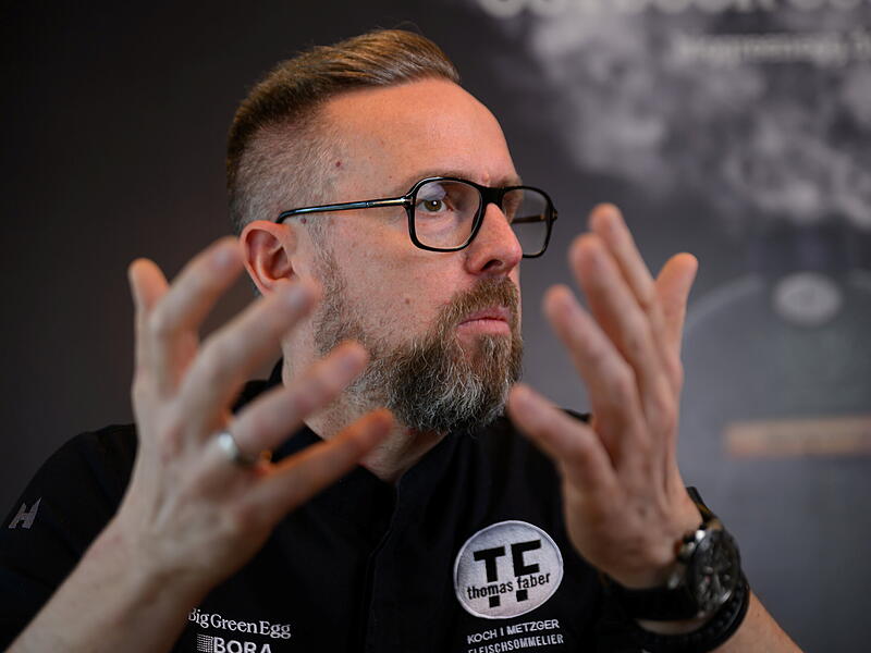 Nach über 125 Jahren: Was hinter dem Wegzug von Faber Feinkost aus der Bad Kissinger Innenstadt steckt Geschäftsführer Thomas Faber und Johanna Nemeth sprechen am Montag, 23. März 2026, in den Geschäfsträumen der Firma Faber Feinkost in der Münnerstädter Straße in Bad Kissingen mit Main-Post-Redakteur Simon Snaschel. Nach 125 Jahren schließen die beiden die Filiale in der Innenstadt von Bad Kissingen.