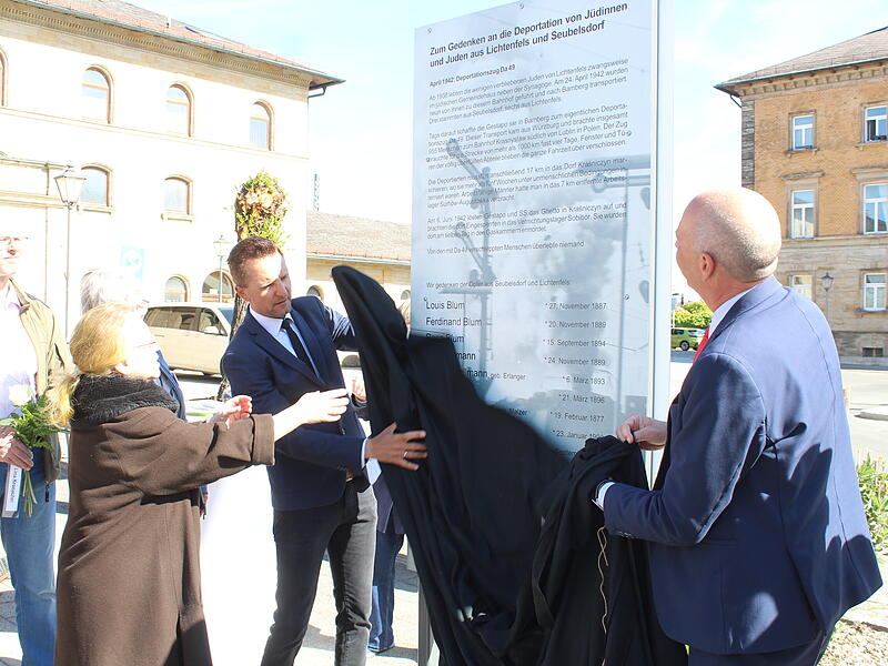 Gedenktafel erinnert an die deportierten Lichtenfelser Juden