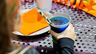 Kind trinkt ein Slush-Eis bei einem Kindergeburtstag