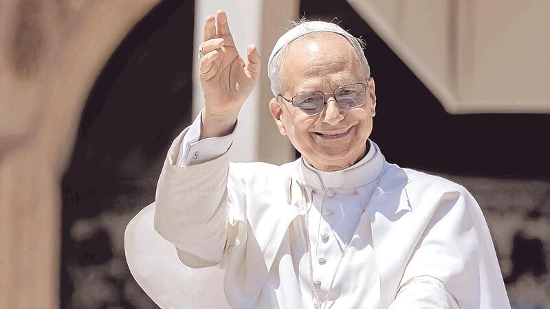 Papst Leo XIV. winkt, w&auml;hrend er mit dem Papamobil nach der Generalaudienz &uuml;ber den Petersplatz im Vatikan f&auml;hrt.