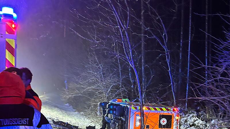 Kleintransporter prallt gegen Rettungswagen