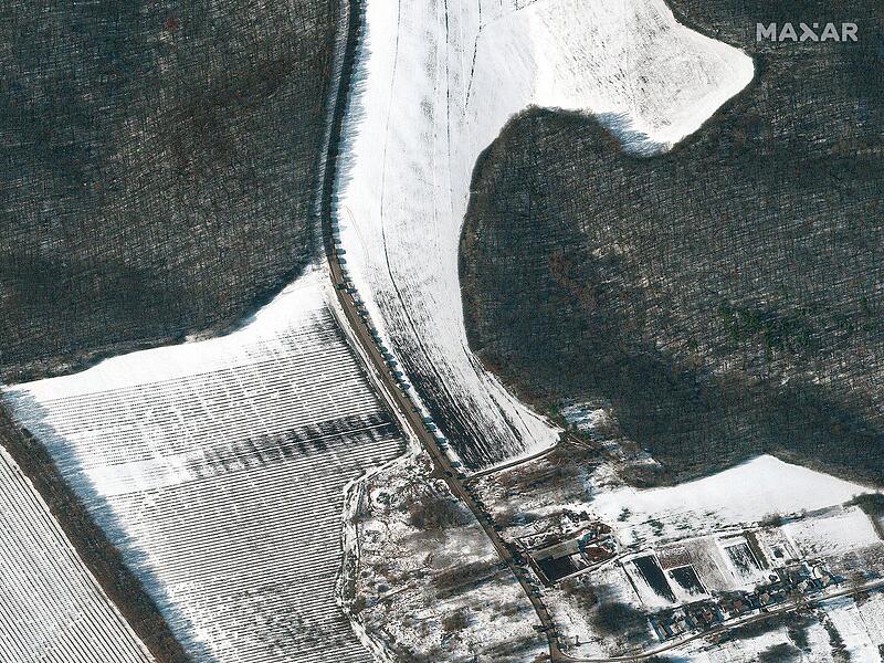 Dieses von Maxar Technologies zur Verfügung gestellte Satellitenbild zeigt einen Teil eines langen Militärkonvois, der sich östlich der ukrainischen Grenze in westlicher Richtung auf die Ukraine zubewegt.