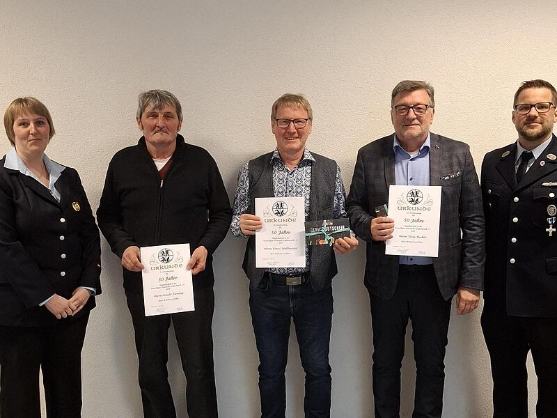 Ehrungen zur 50-j&auml;hrigen Vereinsmitgliedschaft; (von links) Franziska Hein (1. Kommandantin); Arnold Farnung, Franz Mahlmeister, Frido Bocklet, Dominik Kutscher (1. Vorsitzender).