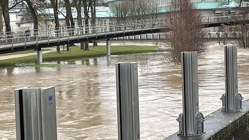 Vorsichtsma&szlig;nahme: Die Einsatzkr&auml;fte des st&auml;dtischen Servicebetriebs Bad Kissingen hatten schon am vergangenen Freitag die Dammbalken an der Lindesm&uuml;hlpromenade errichtet.