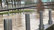 Vorsichtsma&szlig;nahme: Die Einsatzkr&auml;fte des st&auml;dtischen Servicebetriebs Bad Kissingen hatten schon am vergangenen Freitag die Dammbalken an der Lindesm&uuml;hlpromenade errichtet.