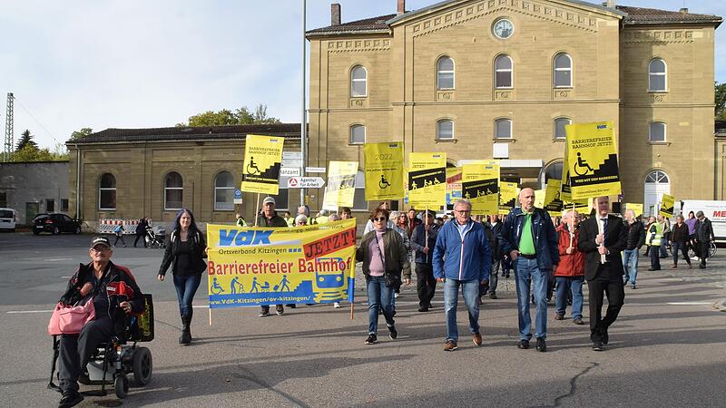F&uuml;r den "barrierefreien Bahnhof &ndash; jetzt" demonstrierten erst Anfang Oktober die Menschen in Kitzingen.