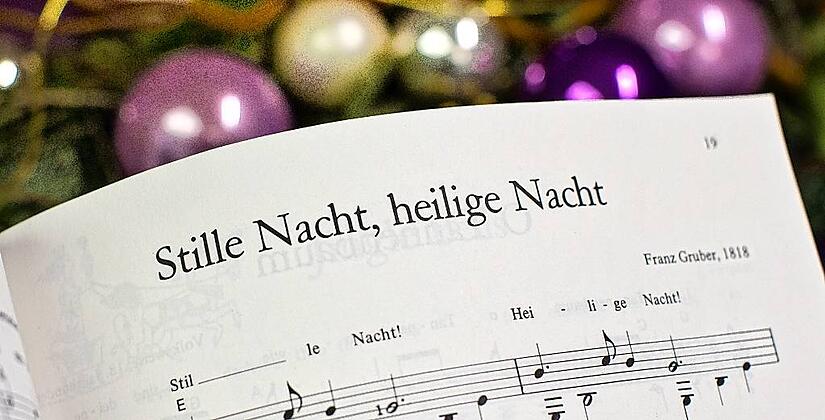 „Stille Nacht, heilige Nacht“ kennt jeder, aber es gibt noch viele weitere schöne und besinnliche Weihnachtslieder. Beim Adventssingen auf dem Schwanberg werden traditionelle Lieder gesungen, die alle kennen, aber auch einige unbekannte. Sie alle stammen aus dem Liederbuch „O freudenreicher Tag“ der ARGE Fränkische Volksmusik Unterfranken. „Stille Nacht, heilige Nacht“ kennt jeder, aber es gibt noch viele weitere schöne und besinnliche Weihnachtslieder. Beim Adventssingen auf dem Schwanberg werden traditionelle Lieder gesungen, die alle kennen, aber auch einige unbekannte. Sie alle stammen aus dem Liederbuch „O freudenreicher Tag“ der ARGE Fränkische Volksmusik Unterfranken.