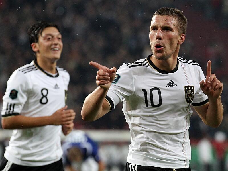 Bei der EM 2010 wurde es wieder sehr schlicht: fast nur wei&szlig; und schwarz, als Akzent die Deutschlandfarben in einem d&uuml;nnen Streifen rechts. F&uuml;r Lukas Podolski (rechts) und Mesut &Ouml;zil war es ein erfolgreiches Turnier.
