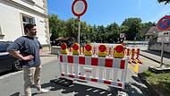 Anwohner wie André Plail müssen während der Bergkirchweih viel erdulden. Dieses Jahr kommen noch die verschärften Straßensperren, wie hier in der Haagstraße, hinzu.
