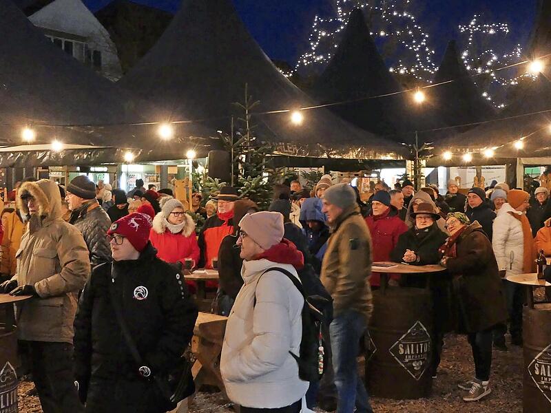 Gut besucht war der Neujahrsempfang der Stadt Ha&szlig;furt auf dem Marktplatz.