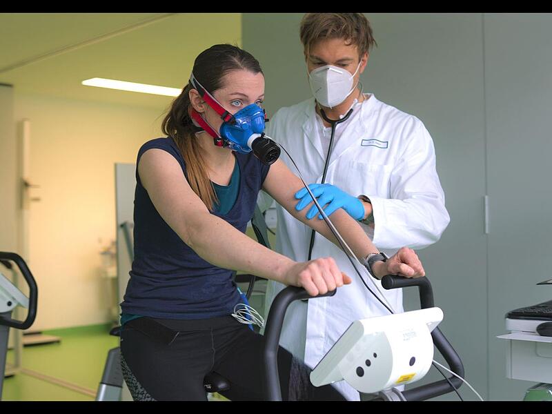 Vor Aufnahme des Intervallstrainings wird die Belastbarkeit der Lunge und des Herzkreislaufsystems der Probanden untersucht. Au&szlig;erdem erfolgt eine Blutabnahme und die Messung der K&ouml;rperzusammensetzung.