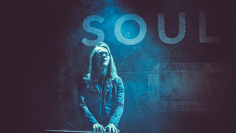 Lewin Krumpschmid ist nicht nur klassisch ausgebildeter Pianist, er spielt auch Keyboard in der Metalband "Soulsplitter". Lewin Krumpschmid ist nicht nur klassisch ausgebildeter Pianist, er spielt auch Keyboard in der Metalband "Soulsplitter".
