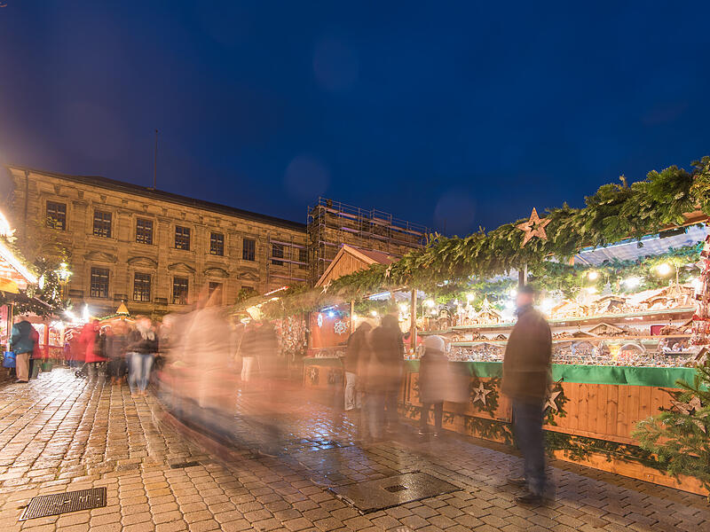 Viele Besucher wird es auch in diesem Jahr auf die Weihnachtsmärkte in Erlangen, hier auf die Waldweihnacht auf dem Schloßplatz, ziehen. Welche Sicherheitsmaßnahmen sind geplant?