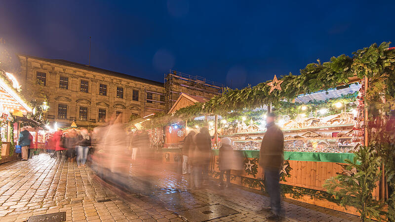 Viele Besucher wird es auch in diesem Jahr auf die Weihnachtsm&auml;rkte in Erlangen, hier auf die Waldweihnacht auf dem Schlo&szlig;platz, ziehen. Welche Sicherheitsma&szlig;nahmen sind geplant?