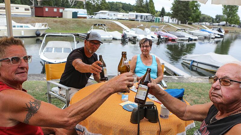 Freunde in der Marina Trosdorf Harald, Robby, Irmgard und Gerhard (von links) stoßen mit Blick aufs Hafenbecken an.