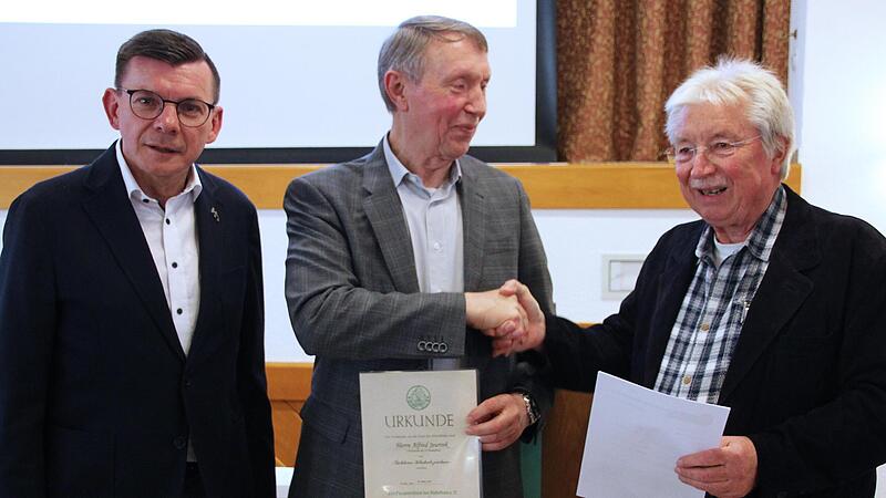 Rhönklub-Präsident Klaus Neisser (rechts) zeichnete Alfred Jeurink  mit dem  goldenen Klubabzeichen aus. Links Bürgermeister  Armin Warmuth.