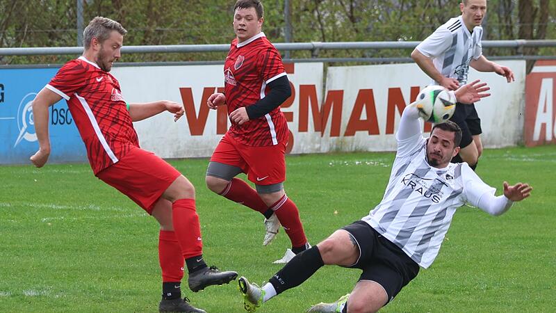 Mit offener Sohle geht Steinbergs Adem Kobal (weiß) in den Zweikampf mit dem Windheimer Andreas Fehn, der den Ball bereits abgespielt hat. Die Schlussphase des Kreisligaspiels Windheim gegen Steinberg geriet zu einer Abwehrschlacht.