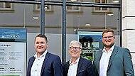Der Vorstand der VR-Bank Bad Kissingen eG und die beiden Geschäftsführer der VR-Energie und ImmoService GmbH in Hammelburg (von links Julian Ziegler, Jürgen Klubertanz und Christoph Klamann).