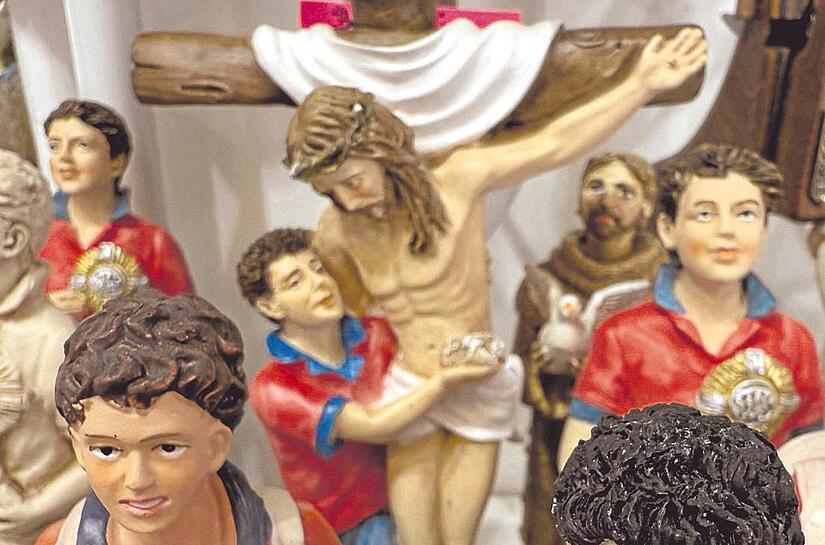 Figuren des 2006 gestorbenen italienischen Teenagers Carlo Acutis stehen zum Verkauf an einem Souvenirshop. Figuren des 2006 gestorbenen italienischen Teenagers Carlo Acutis stehen zum Verkauf an einem Souvenirshop.