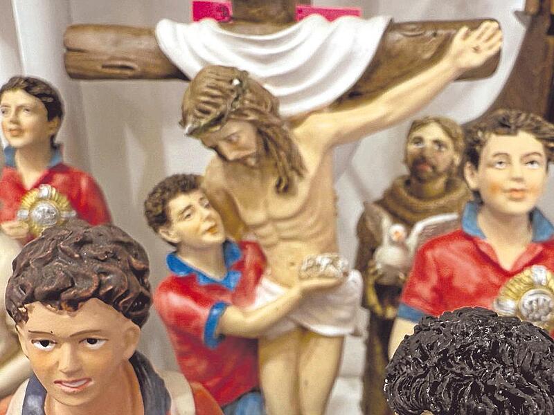 Figuren des 2006 gestorbenen italienischen Teenagers Carlo Acutis stehen zum Verkauf an einem Souvenirshop.