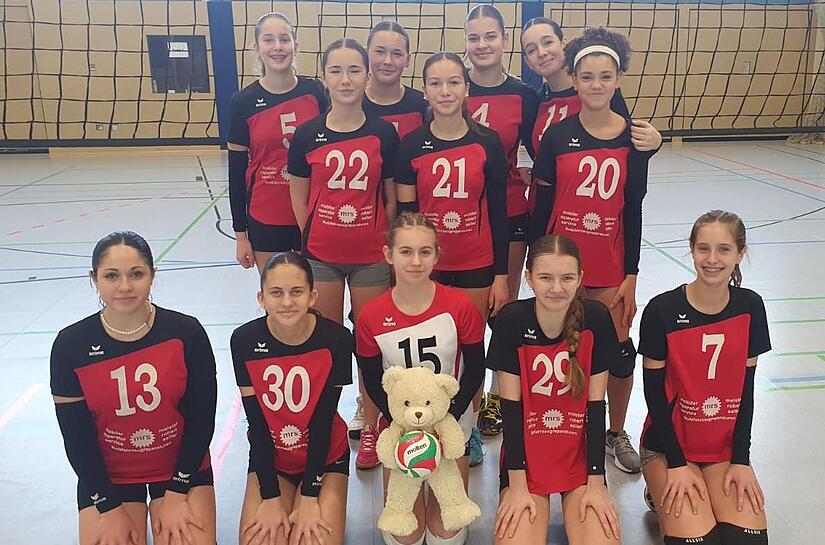 Unser Bild zeigt die Hausener Mannschaft mit Sophie Hillenbrand (hinten, von links), Leni Schmitt, Natali Heidt, Mila Crnogorac sowie Marie Schmitt (Mitte, von links), Lena Wehner, Anaya Claus und Theona Fot (vorne, von links) Lorena Dunkel, Mia S...