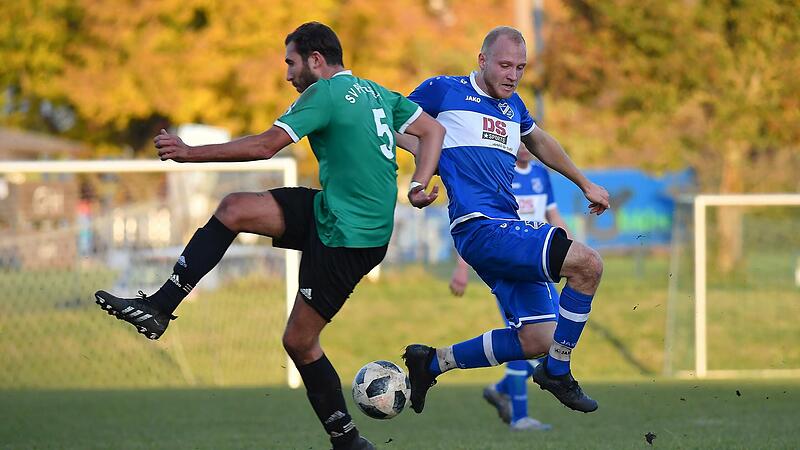 Dominik Hofmann (links, SV Pretzfeld ) und Jens Welker (SpVgg Hausen) beim Zweikampf - oder schwingen sie das Tanzbein?Forchheim & Fr&auml;nkische Schweiz