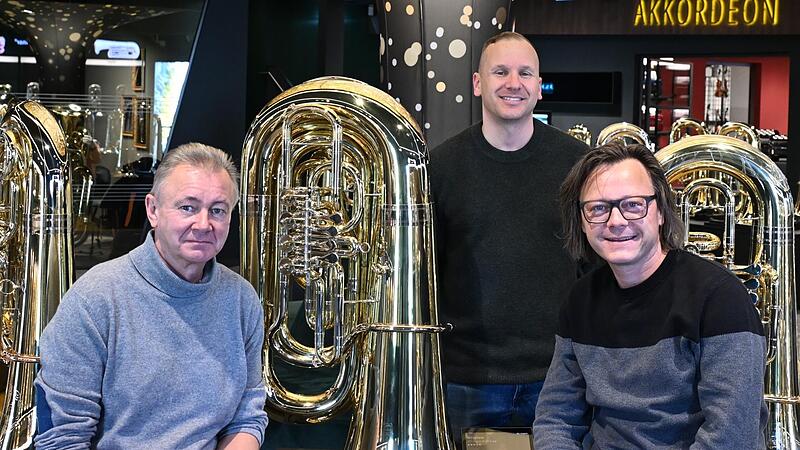 Firmenchef Hans Thomann mit seinen F&uuml;hrungskr&auml;ften Flo Rittweger und Markus Neser (von links) im neuen Brass-Bereich im Anbau am Musikhaus Thomann in Treppendorf.