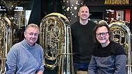 Firmenchef Hans Thomann mit seinen Führungskräften Flo Rittweger und Markus Neser (von links) im neuen Brass-Bereich im Anbau am Musikhaus Thomann in Treppendorf.