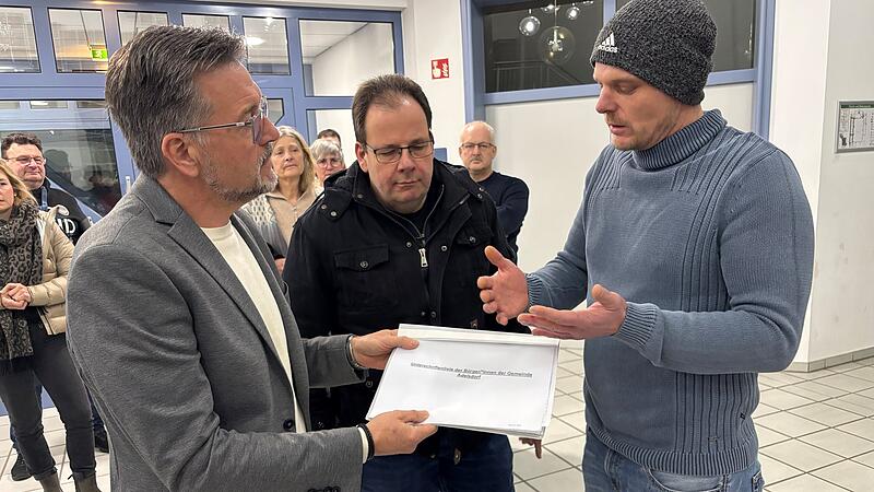 Markus Kraus (rechts) und Artur Zwanzger (Mitte) bei der Übergabe der gesammelten Unterschriften aus Neuhaus und Heppstädt an Bürgermeister Karsten Fischkal (links).