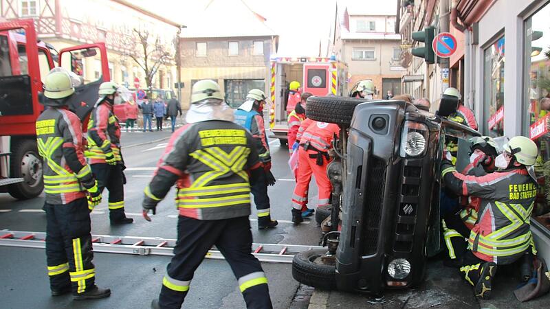 Die Feuerwehrleute bargen die beiden leicht verletzten Insassen des Jeeps aus dem Fahrzeug.