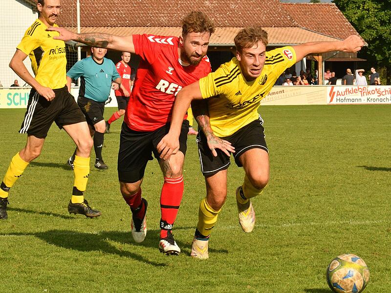 Die Hände auf dem gegnerischen Oberschenkel kämpfen  Manuel Hirschmann (links) von der SG Michelau/Schwürbitz und Johannes Auschner vom SV Borussia Siedlung um den Ball.