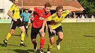 Die Hände auf dem gegnerischen Oberschenkel kämpfen  Manuel Hirschmann (links) von der SG Michelau/Schwürbitz und Johannes Auschner vom SV Borussia Siedlung um den Ball.