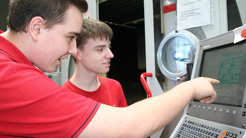 Bei der technisch interessierten Jugend sind Ausbildungsplätze in der Industrie gefragt. Unser Bild zeigt zwei Azubis beim Einstellen einer CNC-Fräse. Bei der technisch interessierten Jugend sind Ausbildungsplätze in der Industrie gefragt. Unser Bild zeigt zwei Azubis beim Einstellen einer CNC-Fräse.