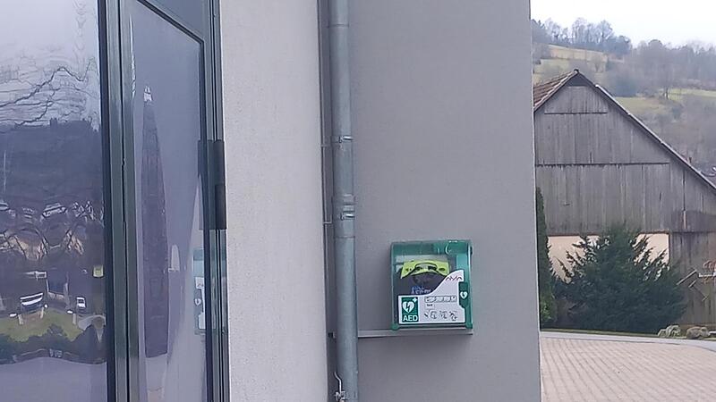 Auch in Riedenberg ist nun ein Defibrillator für die Bevölkerung zugänglich. Angebracht ist er am Gemeindezentrum.