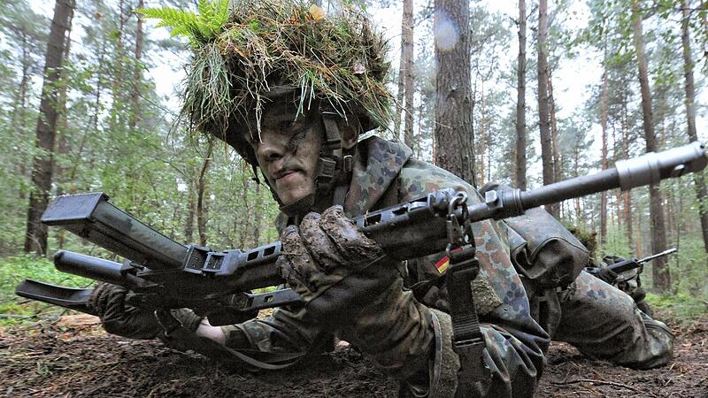 Die Wehrpflicht wurde in Deutschland 2011 ausgesetzt.
