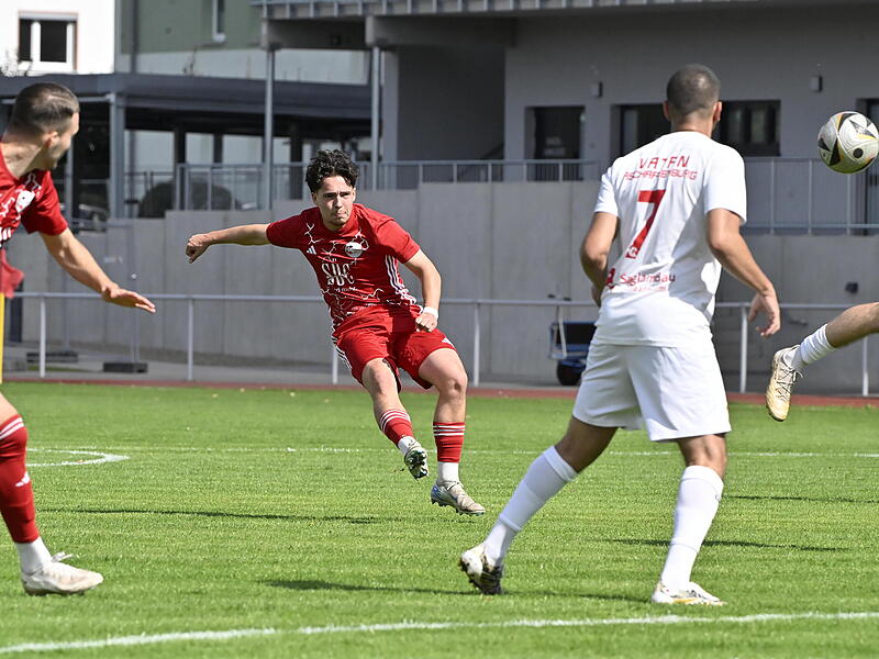Max Lanzendörfer (hier im Heimspiel gegen Vatanspor Aschaffenburg) traf in Aubstadt bereits zum fünften Mal in der laufenden Saison. Als "Sechser" wohlgemerkt. Max Lanzendörfer (hier im Heimspiel gegen Vatanspor Aschaffenburg) traf in Aubstadt bereits zum fünften Mal in der laufenden Saison. Als "Sechser" wohlgemerkt.