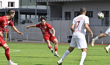 Max Lanzend&ouml;rfer (hier im Heimspiel gegen Vatanspor Aschaffenburg) traf in Aubstadt bereits zum f&uuml;nften Mal in der laufenden Saison. Als "Sechser" wohlgemerkt.