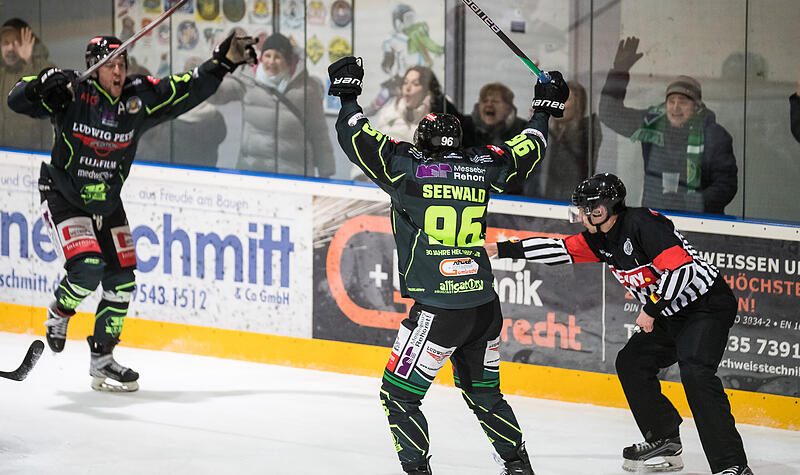 Die Alligators stehen im Achtelfinale: Jake Fardoe und Anton Seewald jubeln gegen Lindau Die Alligators stehen im Achtelfinale: Jake Fardoe und Anton Seewald jubeln gegen Lindau