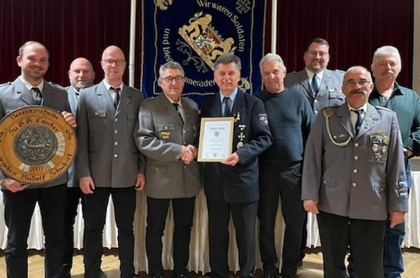 Ehrungen bei der Soldaten und Kriegerkameradschaft Lauter. Unser Bild zeigt (von links) Dominik Metz, Tim Reck, Daniel Gessner, Michael Rohner, Klaus Lutz, Matthias Lang, Daniel Lang, Dieter Hartmann und Meinrad Kirschbauer.
