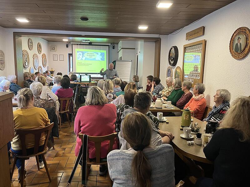 Referent Meyer zu Brickwedde beim Vortrag.