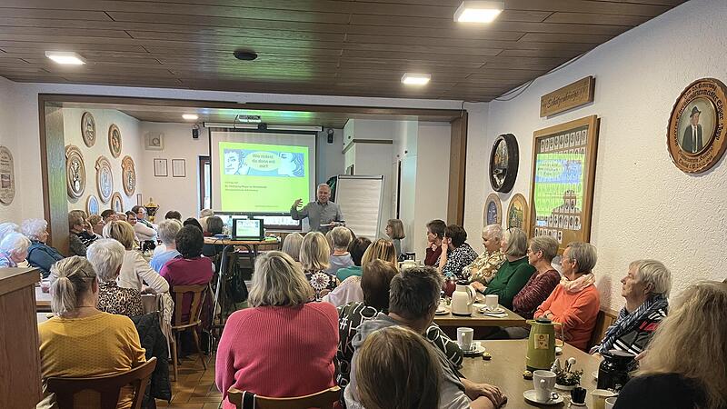Referent Meyer zu Brickwedde beim Vortrag. Referent Meyer zu Brickwedde beim Vortrag.