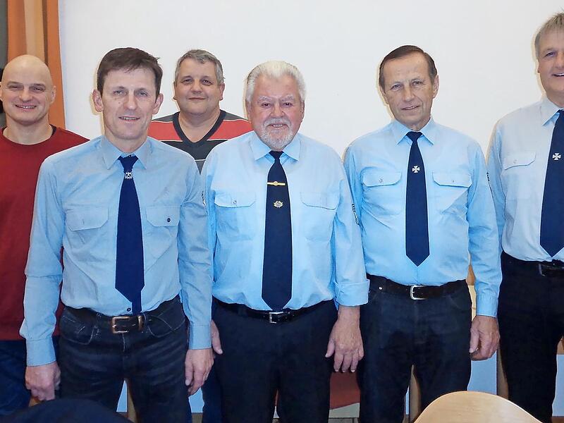 (von links) Fahnenträger Stephan Helmreich, Kassier Reinhold Ebitsch, Kassenprüfer Markus Huber, 1. Vorsitzender Siegfried Bauer, Kirchschletten, 2. Vorsitzender Georg Gehringer und Schriftführer Helmut Hennemann. (von links) Fahnenträger Stephan Helmreich, Kassier Reinhold Ebitsch, Kassenprüfer Markus Huber, 1. Vorsitzender Siegfried Bauer, Kirchschletten, 2. Vorsitzender Georg Gehringer und Schriftführer Helmut Hennemann.