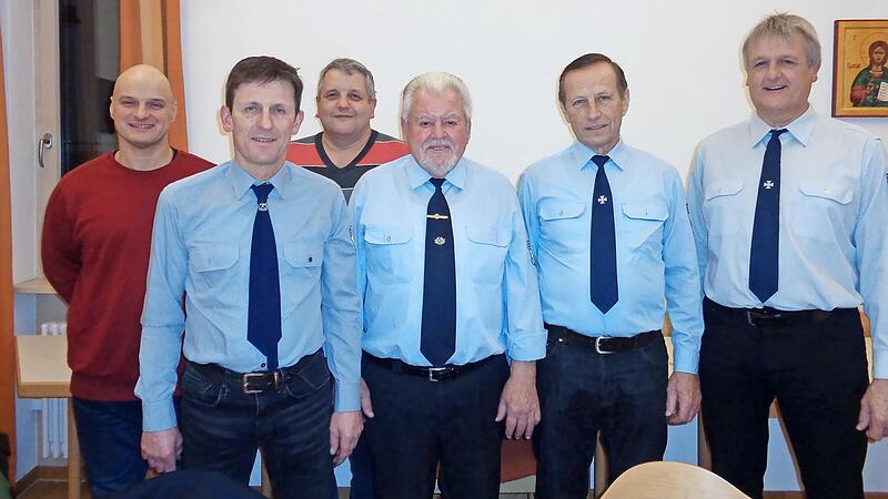 (von links) Fahnentr&auml;ger Stephan Helmreich, Kassier Reinhold Ebitsch, Kassenpr&uuml;fer Markus Huber, 1. Vorsitzender Siegfried Bauer, Kirchschletten, 2. Vorsitzender Georg Gehringer und Schriftf&uuml;hrer Helmut Hennemann.