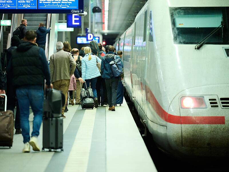 Fahrg&auml;ste im Berliner Hauptbahnhof