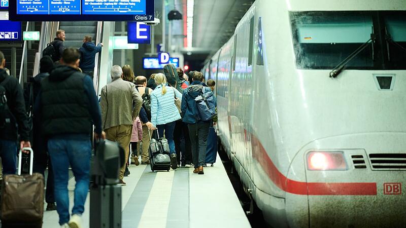 Fahrg&auml;ste im Berliner Hauptbahnhof